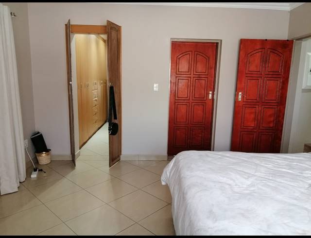 6 BEDROOM HOUSE FOR SALE IN ZINNIAVILLE